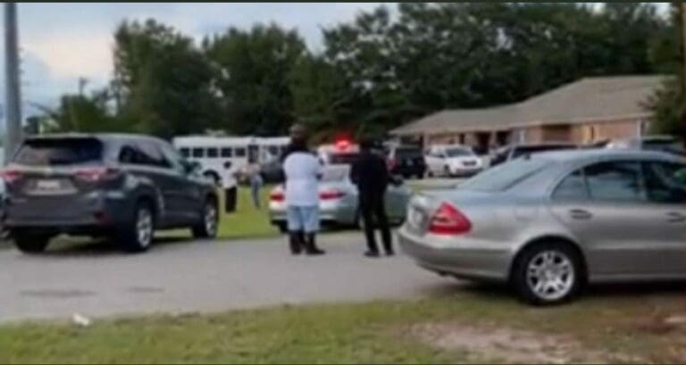 Mueren dos bebés gemelos a quienes dejaron por varias horas dentro de una camioneta; autoriadades investigan quién los dejó ahí