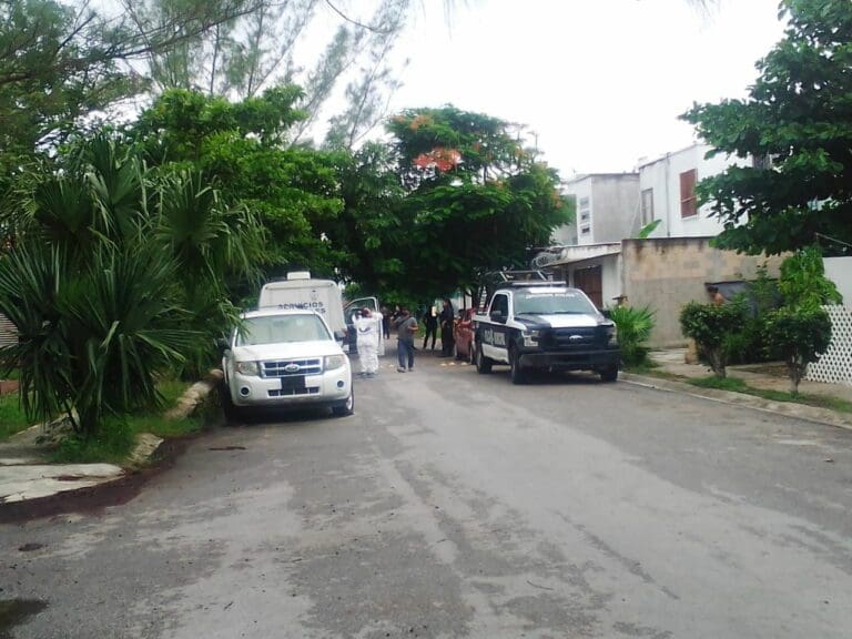 Abandonan camioneta con persona ejecutada al interior en Playa del Carmen