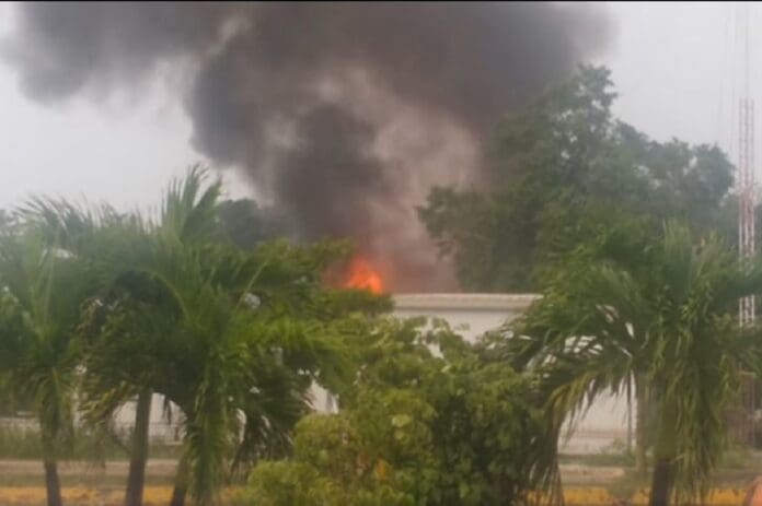 VIDEO: Arde bodega en Playa del Carmen