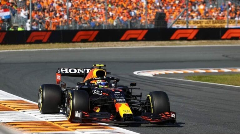 Sergio "Checo" Pérez ha sido nombrado el piloto del día luego de remontar hasta 12 lugares en la carrera de este día en el máximo circuito