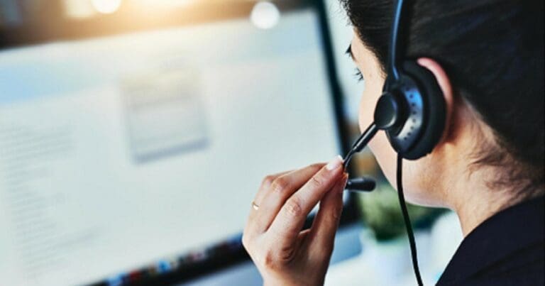 Operadora del 911 colgaba deliberadamente cientos de llamadas de emergencia