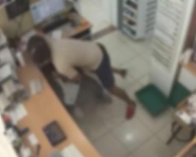 VIDEO: Apuñalan salvajemente a hombre durante asalto a farmacia