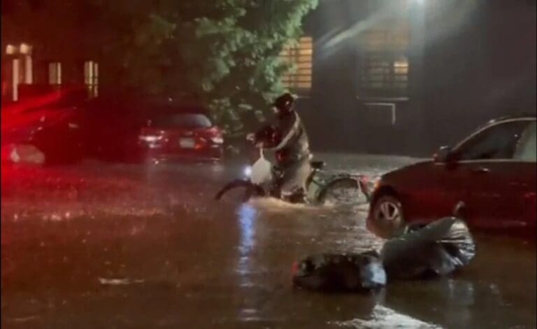 VIDEO: Repartidor hispano desafía al violento huracán ‘Ida’ y se vuelve viral