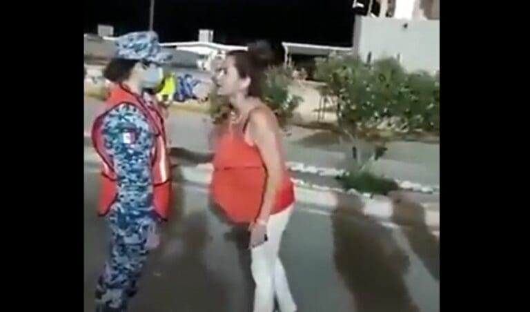 VIDEO: Mujer insulta y da bofetada a una militar en puesto de seguridad en Sonora