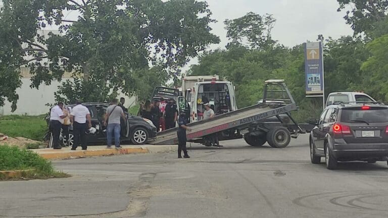 Choca patrulla policíaca en Playa del Carmen
