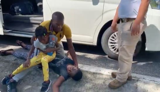 ¡LE HICIERON LO MISMO QUE A VICTORIA SALAZAR! Nuevo caso de brutalidad policiaca contra una mujer migrante