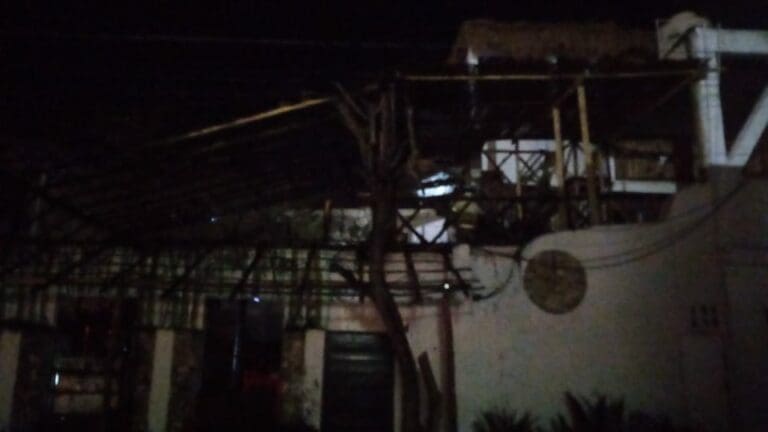 Incendio consume tres palapas de un bar de Tulum