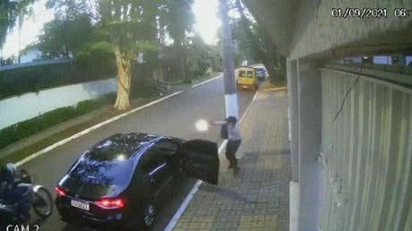 VIDEO: Escoltas de un alcalde brasileño matan a tiros a un asaltante armado en moto que intentó robarles