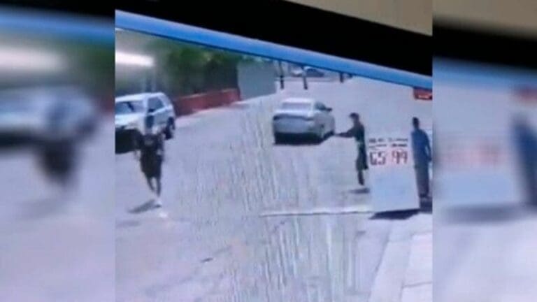 Cámara de seguridad graba a sicarios ejecutar a hombre a balazos