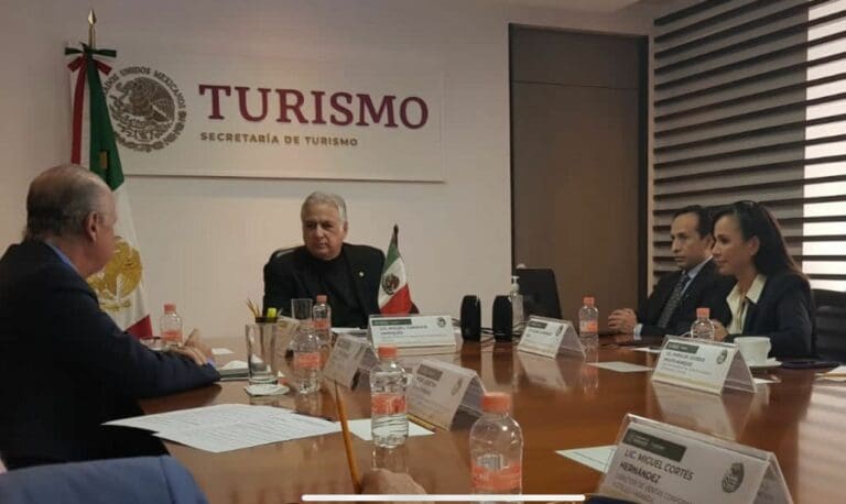 SOSTIENE LAURA FERNÁNDEZ REUNIÓN DE TRABAJO CON EL SECRETARIO DE TURISMO, MIGUEL TORRUCO