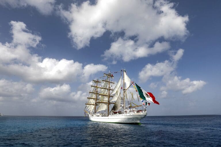 Buque Escuela ARM Cuauhtémoc, zarpó de Cozumel con destino final a Dubai