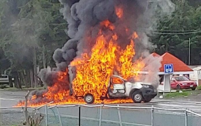 Vehículos incendiados, carreteras bloqueadas, son parte de las protestas que lleva a cabo la CNTE; exigen les paguen lo que les deben