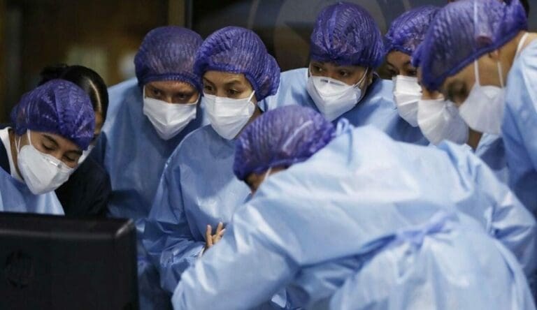 La OMS está analizando la variante Mu, que fue detectada por primera vez en Colombia; podría ser resistente a las vacunas