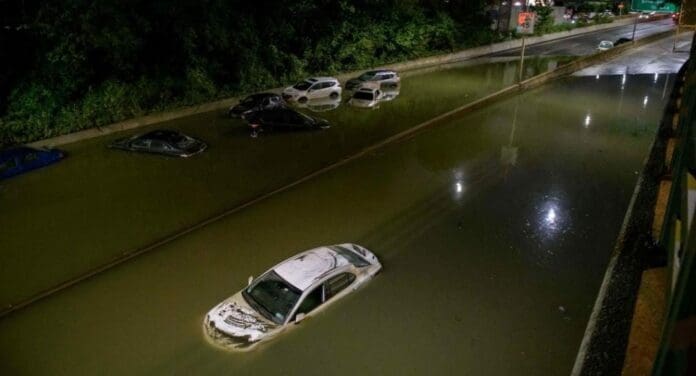 Terribles escenas han sido captadas en Nueva York tras las lluvias de las últimas horas que han dejado bajo el agua a la ciudad