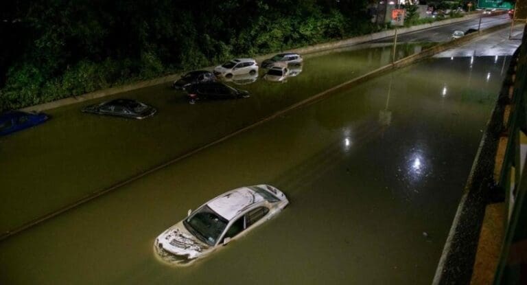 Terribles escenas han sido captadas en Nueva York tras las lluvias de las últimas horas que han dejado bajo el agua a la ciudad