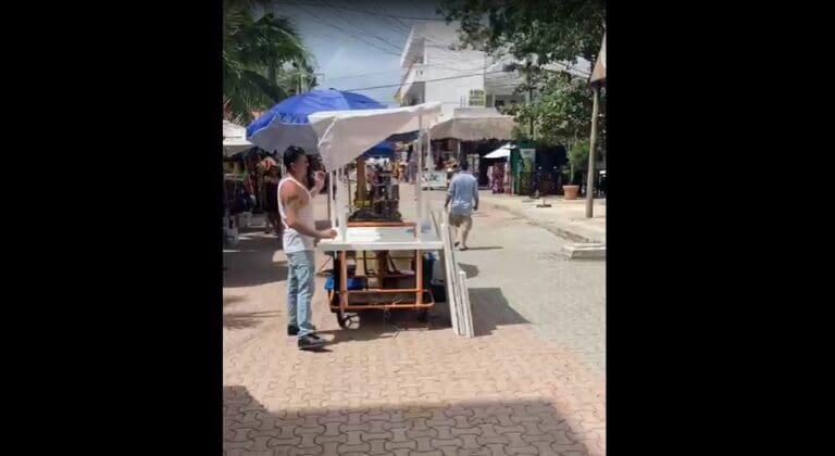¡NI QUE LO NECESITARAN! Benefician a ricachones de Playacar con permisos ambulantes en la Quinta Avenida