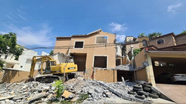 Casa de la familia Peña Coss, donde Diego Santoy perpetró el doble asesinato de es demolida