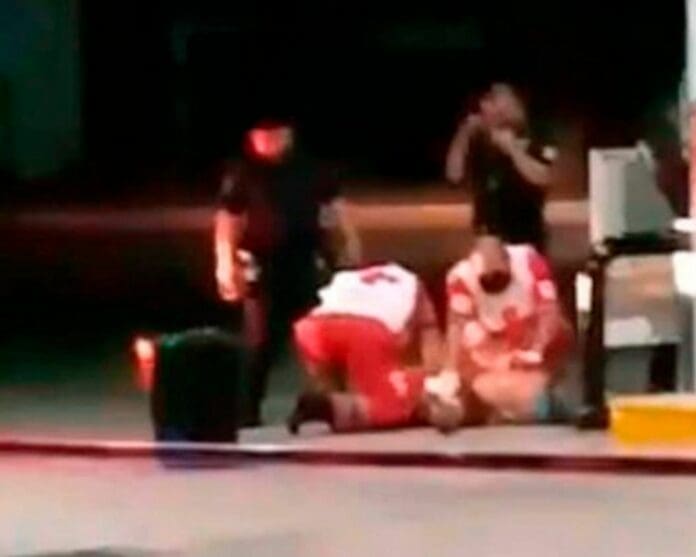 Un asalto con violencia se produjo durante la noche de este lunes en una gasolinera, un sujeto fue lesionado con un arma de fuego