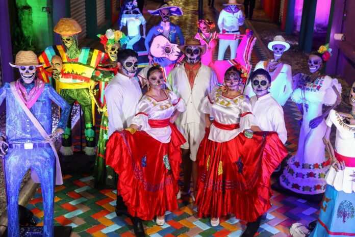 Con color y tradición celebran Día de Muertos en Cancún