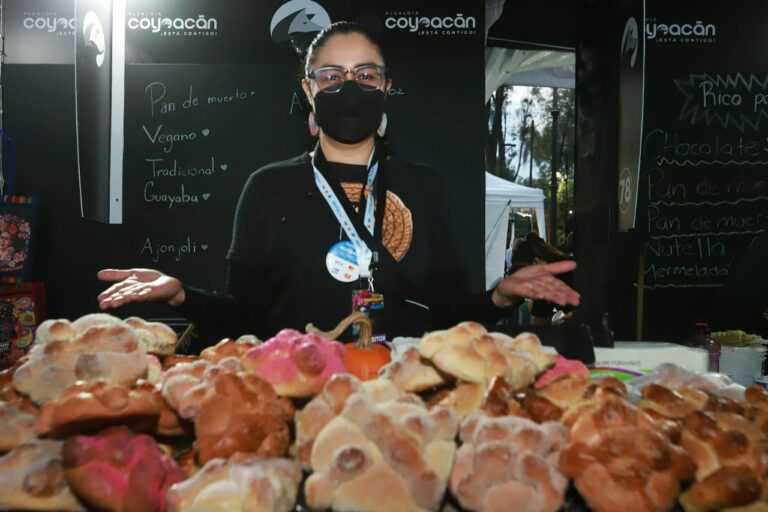 Ciudadanos y turistas disfrutan de la Feria del Pan de Muerto y el Chocolate en Coyoacán