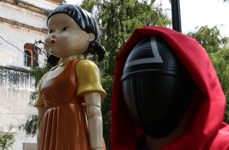 Muñeca de 'El Juego del Calamar' llegó al centro de Coyoacán para Halloween