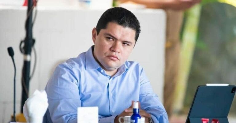 El fiscal de Guerrero ha presentado su renuncia luego que horas antes se filtrara una foto donde se le ve reunido con presuntos narcos.