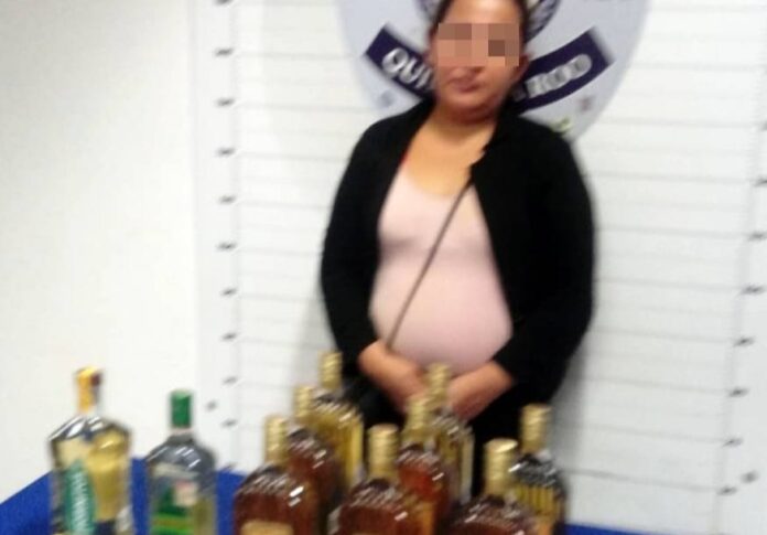 Detienen a mujer que pretendía robar botellas de licor de una tienda en Cancún