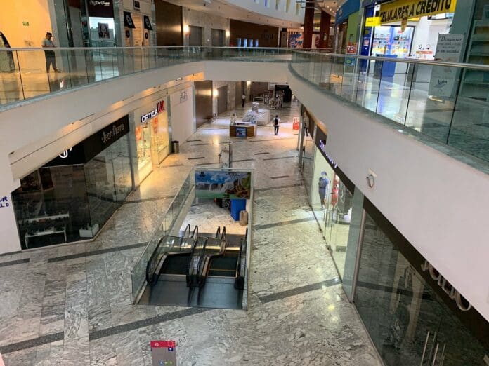 Detuvieron a una mujer en Plaza las Américas con outfit robado