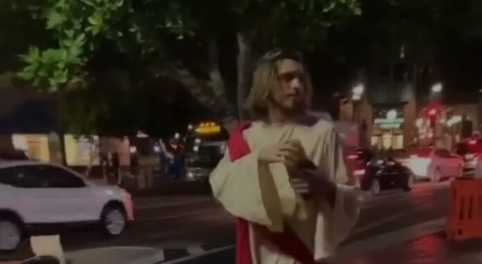 VIDEO VIRAL: Captan a 'Yisus' repartiendo pan y se burlan de él