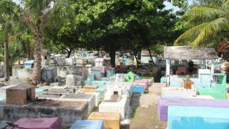 Esperan llegada de mil personas por día a los panteones de Cancún