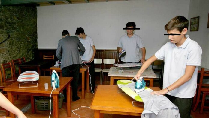 Escuela da clases de planchado y cocina a varones