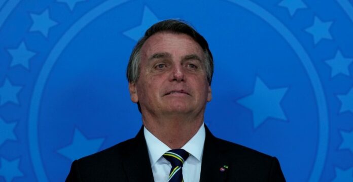 Facebook elimina un video de Bolsonaro por desinformar al vincular la vacuna contra Covid-19 con el sida