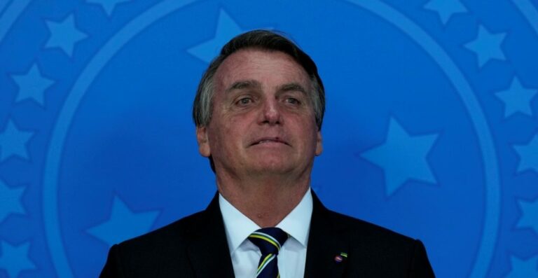 Facebook elimina un video de Bolsonaro por desinformar al vincular la vacuna contra Covid-19 con el sida