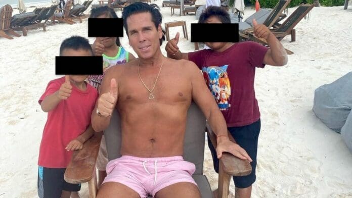 Critican a Roberto Palazuelos por fotografía “whitexican” con niños de Tulum