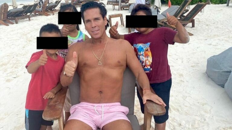 Critican a Roberto Palazuelos por fotografía “whitexican” con niños de Tulum
