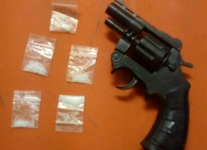 Un menor de apenas 15 años de edad fue detenido con varias dosis de droga e incluso con un arma en Playa del Carmen.