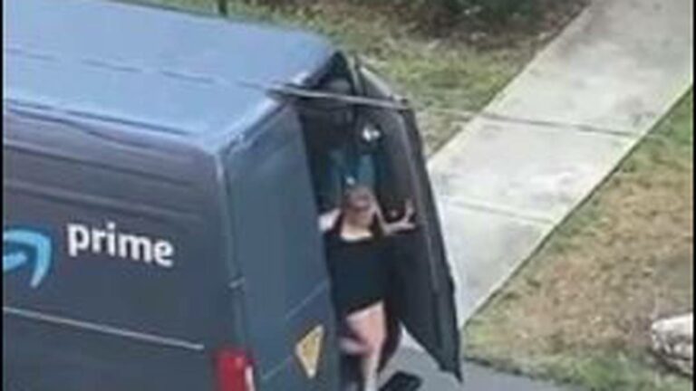 VIDEO: Captan a una camioneta de Amazon “entregando” a una mujer