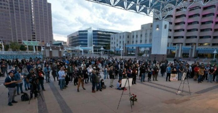 La industria del cine podría prohibir el uso de armas en las filmaciones, con lo que se evitarían más tragedias como la reciente