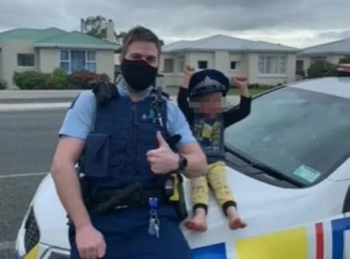El Policía Kurt visitó al niños para ver los juguetes.