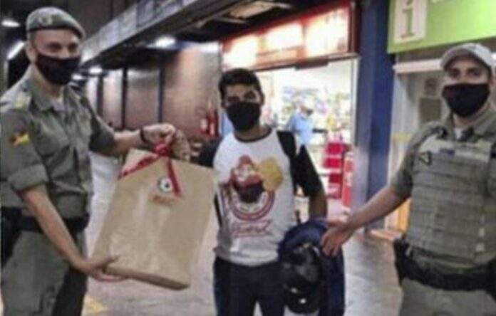 Se gasta sus ahorros en un viaje para conocer a la 