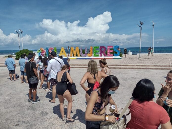 Pintaron las letras y renovaron la imagen del parador turístico de Isla Mujeres; gracias a ello hay más gente y habrá mayor derrama