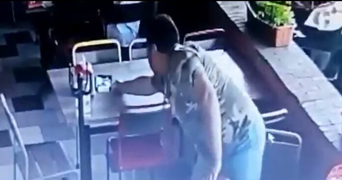 VIDEO: Captan a sujeto robando dinero de una cuenta de restaurante en Jalisco
