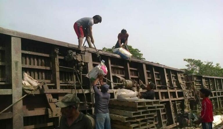Un tráiler volcó y se produjo la rapiña de cemento, que era lo que transportaba la pesada unidad; en dos horas se llevaron todo