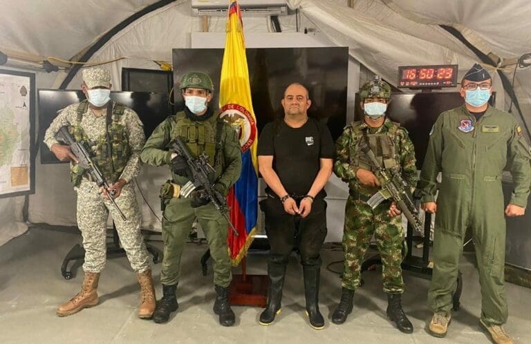 Fue detenido "Otoniel", quien era considerado el narcotraficante más peligroso en Colombia; lo presentaron las autoridades