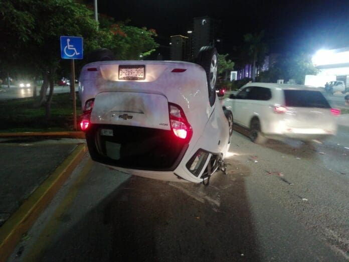 Conductor vuelca y huye sobre la avenida Bonampak de Cancún
