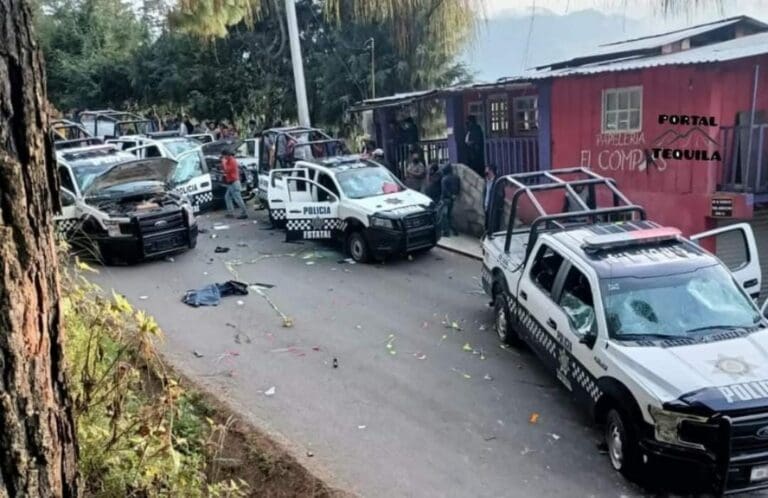 En una localidad de Veracruz la gente destrozó patrullas y derribó hasta un dron; pensaban que les rociaba el Covid-19.
