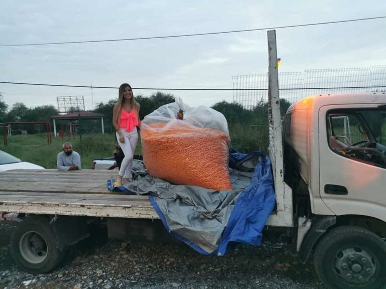 FOTOS: Amigos le regalan a cumpleañera su peso en Cheetos y se vuelve viral