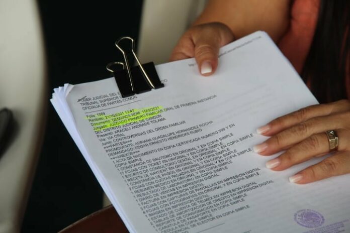 demanda a Joaquín Hendricks