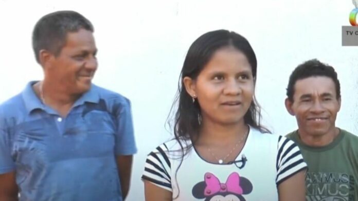 Mujer vive con su esposo y amante, así se quieren mantener hasta la vejez