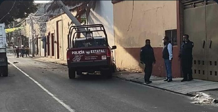 Un policía se quedó dormido al volante y choca patrulla; causó explosiones, un incendio y dejó sin luz a varias calles